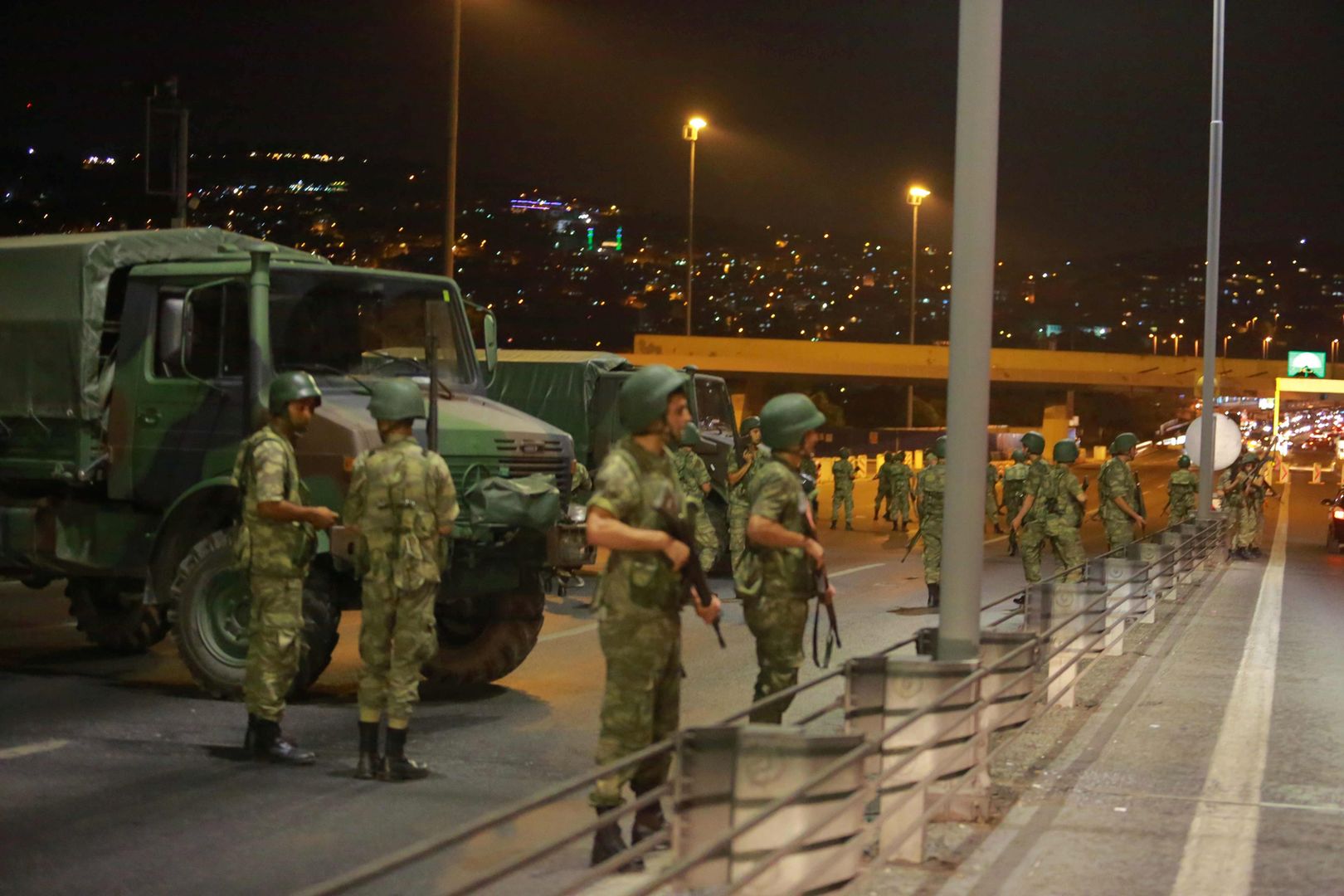 Turkish military block access to the Bosphorus bridge, which links the city's European and Asian sides, in Istanbul, Turkey, July 15, 2016.  REUTERS/Stringer     TPX IMAGES OF THE DAY      