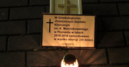Zapalił znicz 'zabitym' dzieciom przed szpitalem. "To barbarzyństwo"