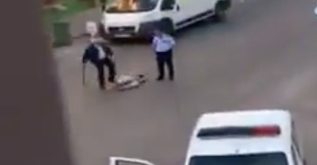 Brutalnie pobili turystkę. Policjantom nie spodobał się jej strój