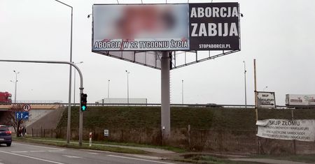 Tylko w WP. Makabryczne billboardy na ulicach polskich miast. Dlaczego ciągle straszą? Sprawdzamy