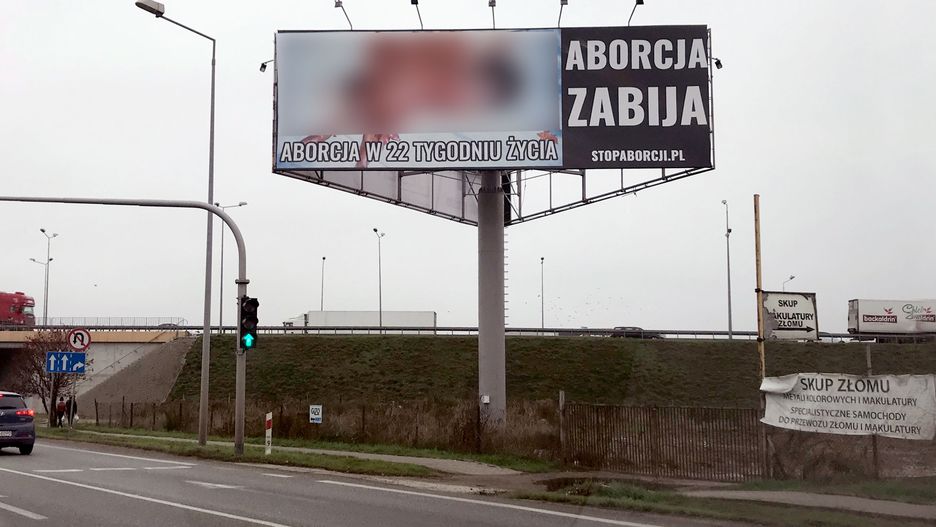 Mimo że ten plakat widzą dziennie dziesiątki tysięcy ludzi, my postanowiliśmy nie epatować makabrycznym zdjęciem i zasłoniliśmy jego kontrowersyjną część