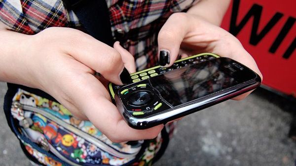 Nie wiemy do kogo należy rekord w ilości wysłanych SMS, ale na pewno blisko jego ustanowienia była 13 –latka z Kalifornii, która w ciągu zaledwie jednego miesiąca wysłała prawie 15 tysięcy SMS-ów, a dokładnie 14 528. Daje to około 484 SMS-ów dziennie! Na szczęście dla jej rodziców dziewczynka korzystała z abonamentu, gwarantującego jej brak opłat, za nieograniczoną liczbę  wiadomości. W innym wypadku rachunek za telefon mógł wynieść nawet 3 tysiące dolarów.
