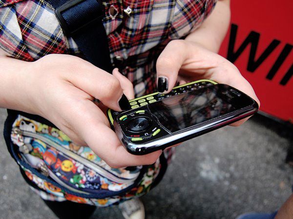Nie wiemy do kogo należy rekord w ilości wysłanych SMS, ale na pewno blisko jego ustanowienia była 13 –latka z Kalifornii, która w ciągu zaledwie jednego miesiąca wysłała prawie 15 tysięcy SMS-ów, a dokładnie 14 528. Daje to około 484 SMS-ów dziennie! Na szczęście dla jej rodziców dziewczynka korzystała z abonamentu, gwarantującego jej brak opłat, za nieograniczoną liczbę  wiadomości. W innym wypadku rachunek za telefon mógł wynieść nawet 3 tysiące dolarów.
