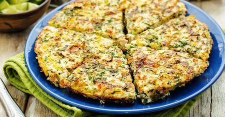Gotowanie na ekranie: Omlet czosnkowy z kurczakiem i cukinią