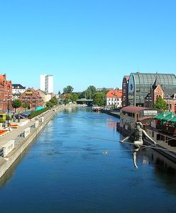 Pijana babcia wpadła do rzeki, a razem z nią jej 3-letnia wnuczka. Uratował je nastoletni chłopak