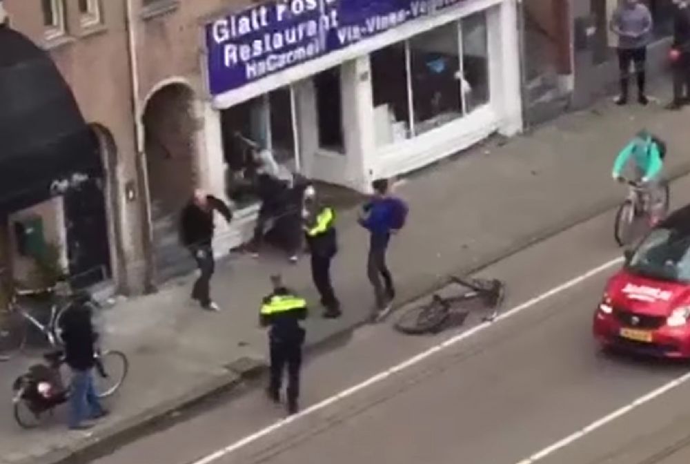 Atak na żydowską restaurację w Amsterdamie. Policja spokojnie stała obok