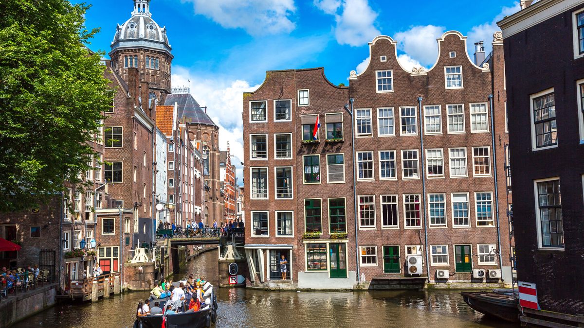 Amsterdam jest obecnie stolicą nie Holandii, lecz Niderlandów.