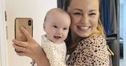 Córeczka Oli Jordan stroi minki do lustra. Ella to najsłodszy bobasek świata. Co zdjęcie to piękniejsza