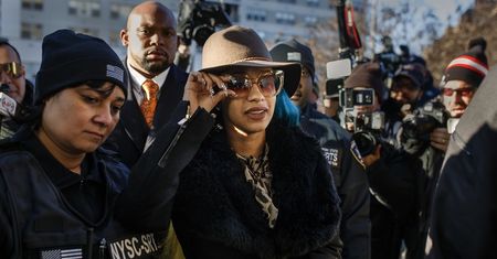 Cardi B odurzała i okradała mężczyzn. Teraz się tłumaczy