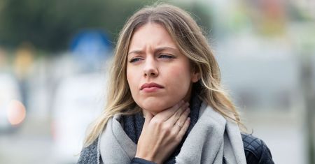 Chrypa i flegma w gardle to powszechny problem zimą. Oto jak sobie z nim radzić