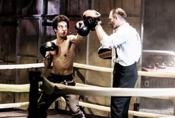 Twardoch w teatrze. Kultowy "Król" przeniesiony na scenę, a jakże, po królewsku