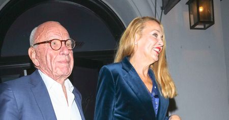 Rupert Murdoch i Jerry Hall pluskali się w oceanie. Miliarder potrzebował pomocy