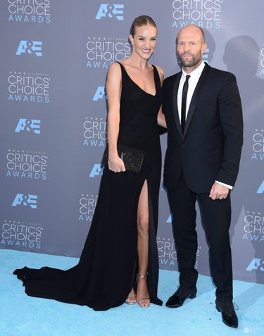 Jason Statham, Rosie Huntington-Whiteley (w sukni Saint Laurent), Critics' Choice Awards 2016 (fot. ONS)