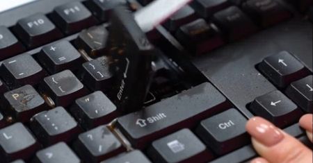 Znajomy informatyk pokazał mi prosty sposób na czyszczenie klawiatury