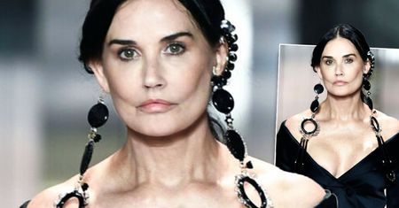 58-letnia Demi Moore na wybiegu u Fendi. Co ona zrobiła z twarzą?! Te zdjęcia zszokowały dzisiaj świat