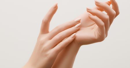 Lakiery hybrydowe nude - idealny manicure na co dzień
