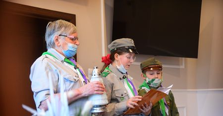 Harcerze z Betlejemskim Światłem Pokoju w Starostwie Powiatowym