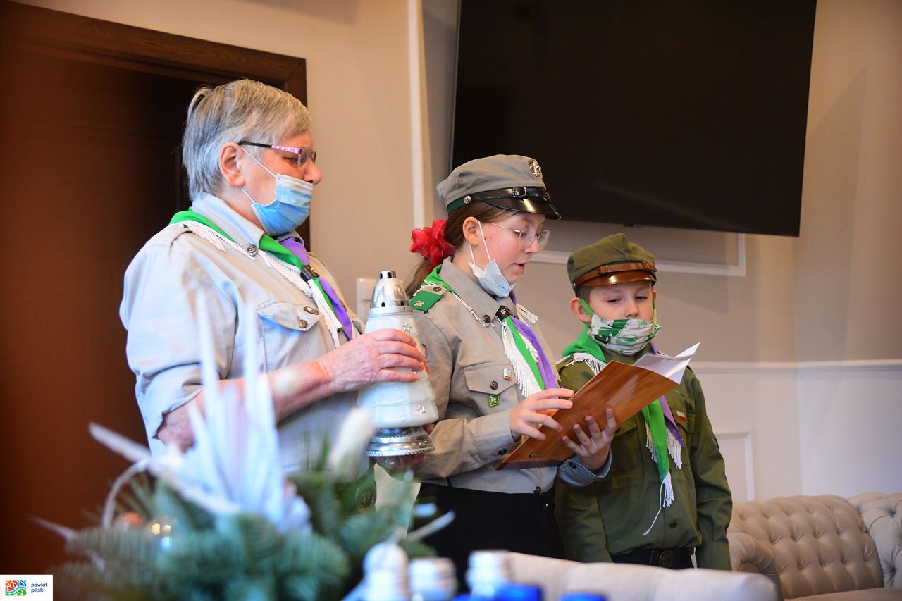 Harcerze z Betlejemskim Światłem Pokoju w Starostwie Powiatowym