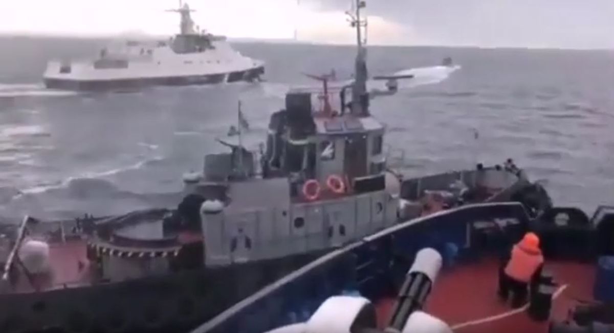 Rosjanie taranują ukraiński okręt. Do sieci trafiło nagranie