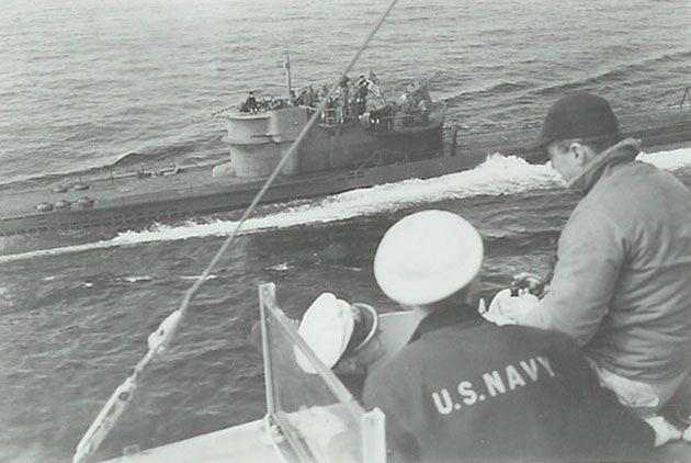 U-234 widziany z pokładu USS Sutton 