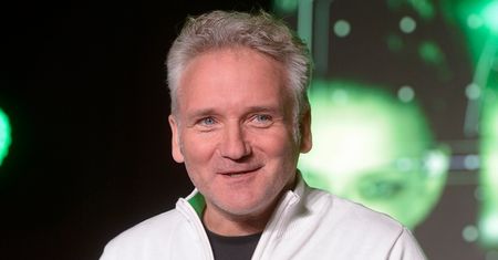 Kret zdradza tajemnice "Agenta". "Widzowie widzą część tego co się dzieje. Tam bez przerwy trzeba ściemniać"