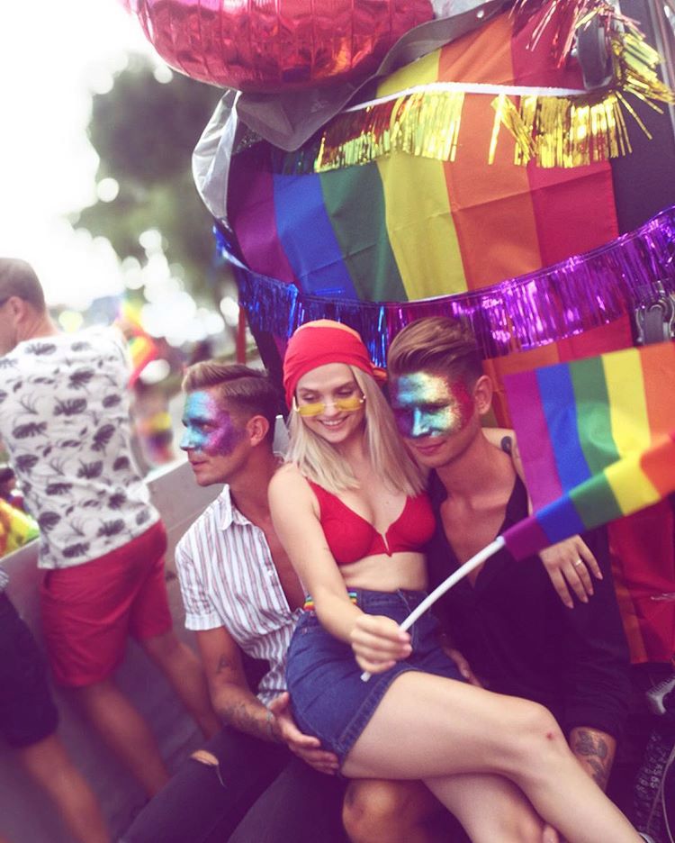 Margaret na Paradzie Równości w Sztokholmie. Wspiera środowisko LGBT