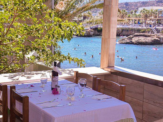 Balkon hotelu Eri Beach & Village na Krecie 
