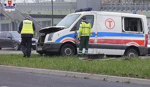 Karetka wiozła matkę i dziecko. Zderzyła się z autobusem