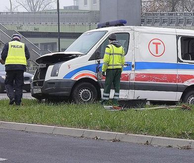Karetka wiozła matkę i dziecko. Zderzyła się z autobusem