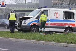 Karetka wiozła matkę i dziecko. Zderzyła się z autobusem