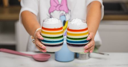 Tęczowe pucharki z galaretką, mlekiem skondensowanym i bitą śmietaną