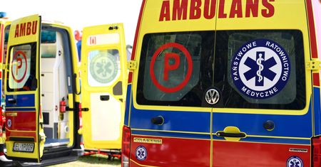 Wypadek busa na A2. Jedna ofiara, osiem osób rannych