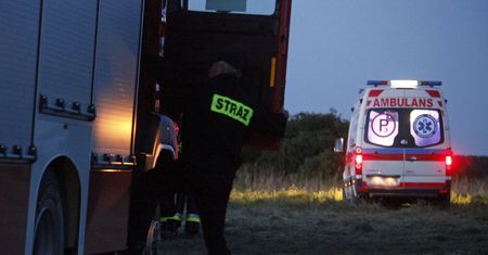 Jędrzejów. Koszmarny wypadek. Pieszego uderzyły dwa auta, starosta w szpitalu