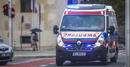 Pacjent wypadł z karetki i zginął pod kołami. Prokuratura wszczyna śledztwo