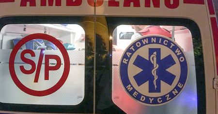 Karetka na basenie. Dziecko przyssane do ściany bocznej w basenie