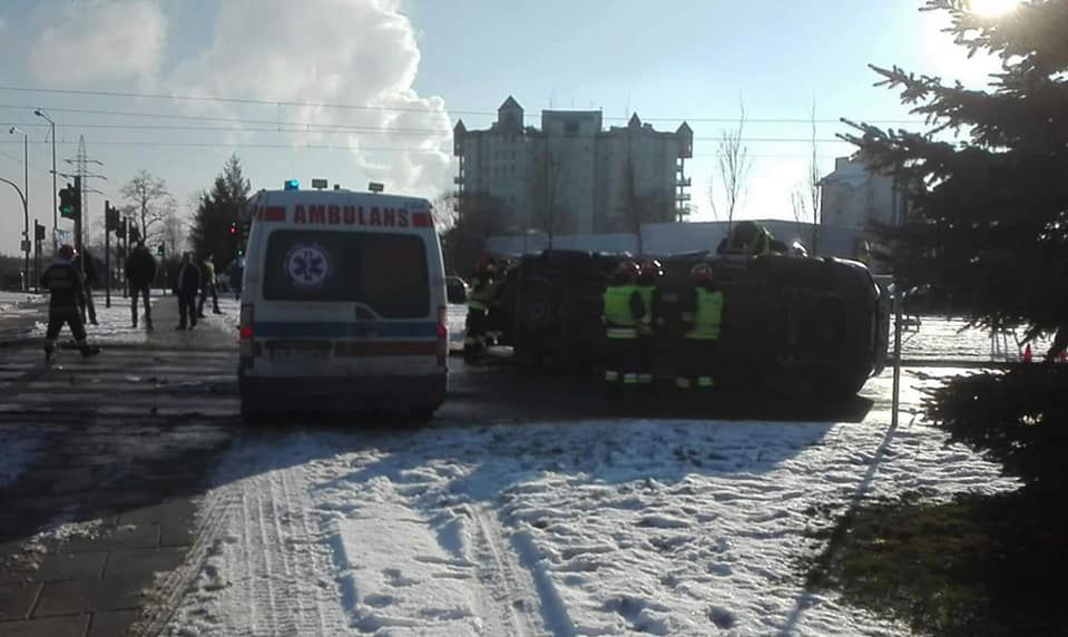 Kraków. Karetka dachowała po zderzeniu z osobówką. Są ranni