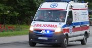 Rozpędzona karetka uderzyła w drzewo. Zginął strażak