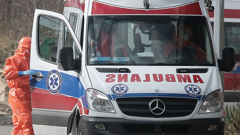 Koronawirus w Polsce. Dyrekcja pogotowia o zwolnieniu ratowniczki: bez związku z wpisami w internecie
