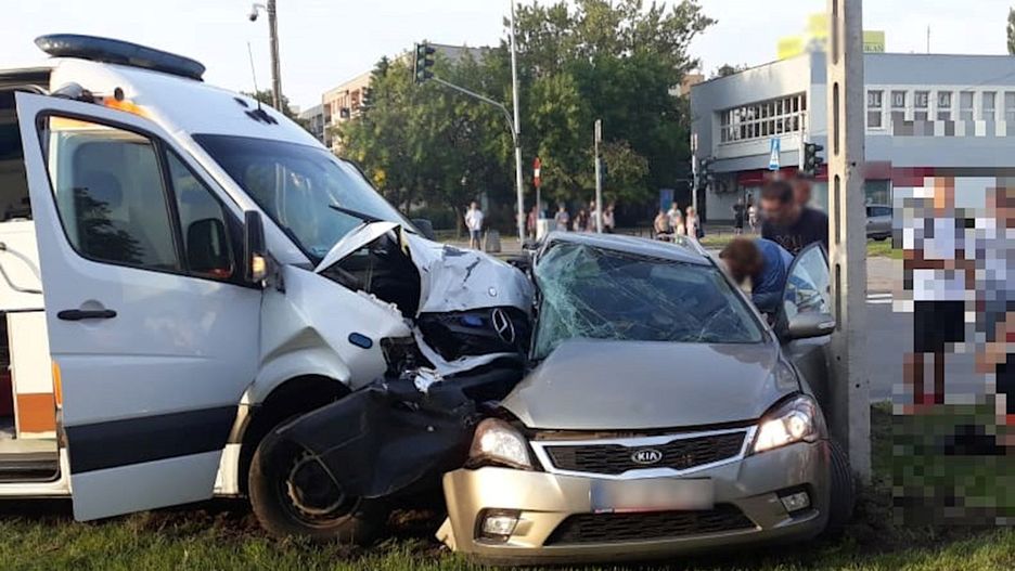 Samochód osobowy zajechał drogę jadącej na sygnale karetce