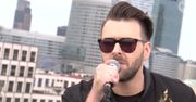 Wystylizowany Hyży śpiewa na dachu "Dzień Dobry TVN"