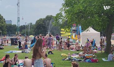 Wakacje w pełni. Warszawiacy szturmują baseny