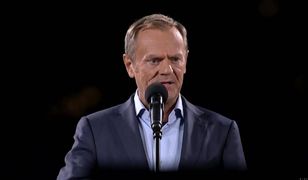 Tusk przemawiał na placu Zamkowym. Kontrmanifestanci próbowali go zagłuszyć