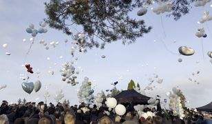 Poruszający moment na pogrzebie. Setki balonów wypuszczone w niebo