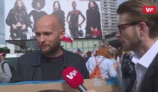 Tysiące banerów. Pokazują, z jakimi przyszli transparentami