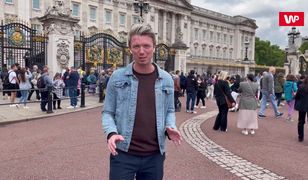 Tłumy żegnają królową Elżbietę. Morze ludzi pod pałacem Buckingham