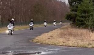 Zobacz, jak policjanci trenują na motocyklach