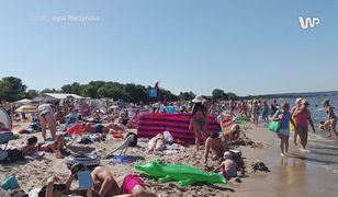 Tłumy na plaży w Gdańsku. W środku dnia ciężko znaleźć miejsce