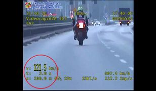 Motocyklista przekroczył prędkość o 71 km/h i uciekał przed policją. Pościg zakończył się wypadkiem
