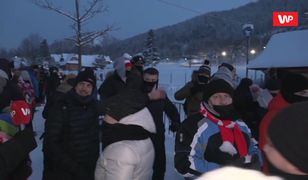 Tłumy w Zakopanem. W niedzielę jeszcze więcej ludzi. "Ciśniemy się jak kurczaki"