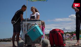 Chodzą po plaży i sprzedają orzeszki. Ich zarobki robią wrażenie